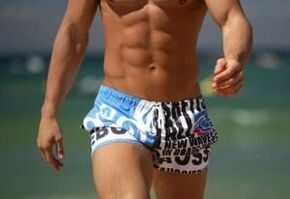 Uomo nelle tribù di nuoto che aumentano il gel del pene