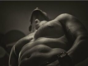 Uomo nudo che ha aumentato il gel del pene
