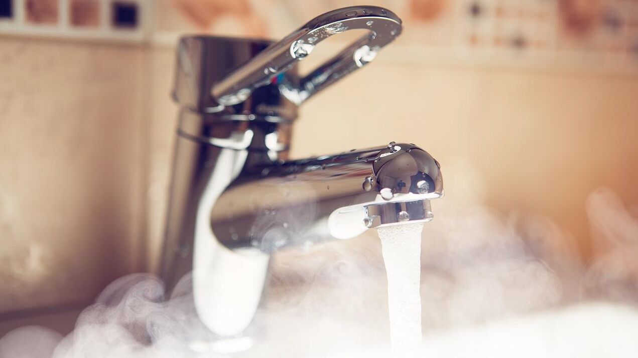Rubinetto dell'acqua calda per cuocere a vapore il pene con la soda prima dell'ingrandimento