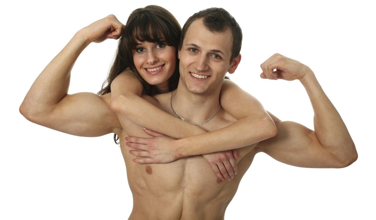 Donna con un uomo con l'ingrandimento del pene