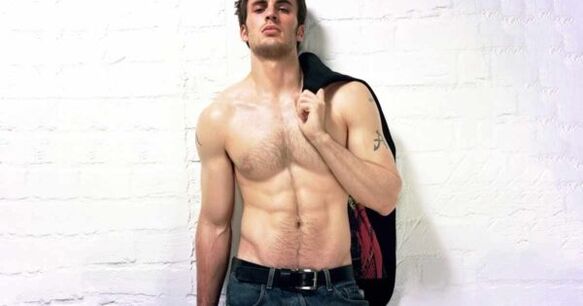 uomo brutale con pene ingrandito