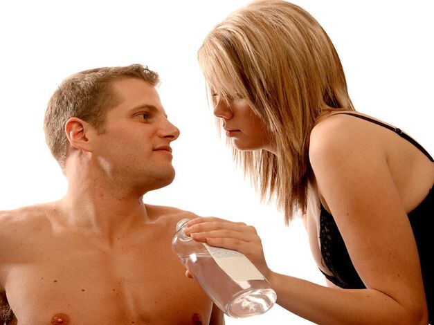 Durante l'esercizio, dovresti usare l'olio da massaggio per ingrandire il tuo pene.