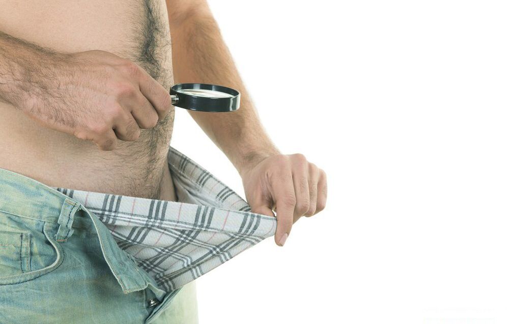 L'uomo guarda le dimensioni del pene