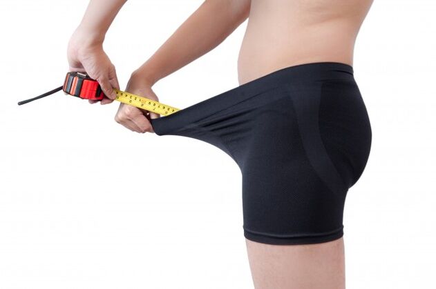 L'uomo misura la lunghezza del pene