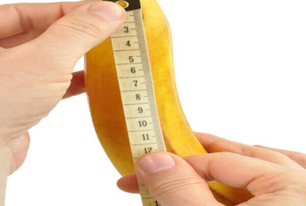 Misurare una banana simula la misurazione di un pene ingrandito